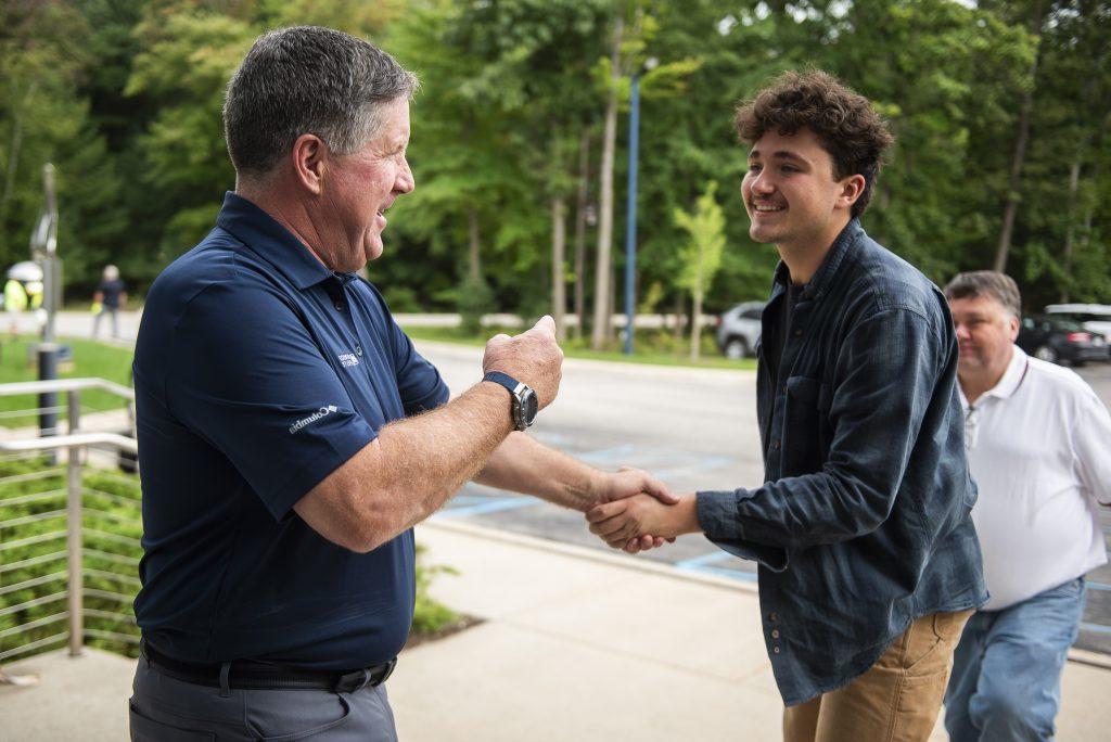 President MacDonald shaking a student's hand on Welcome Weekend